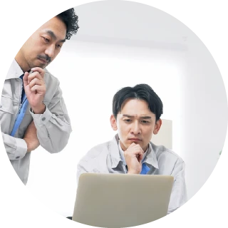 PCの前で悩む社員