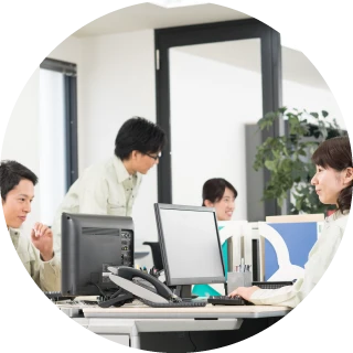 PCの前で悩む社員