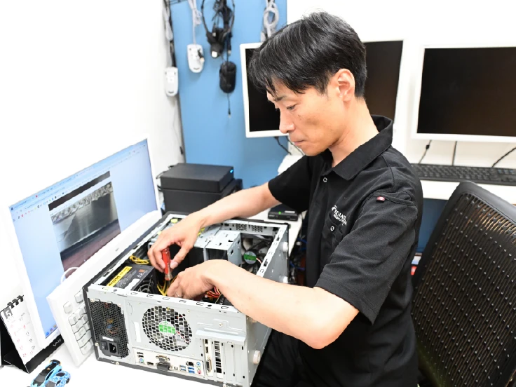 PCを修理する社員