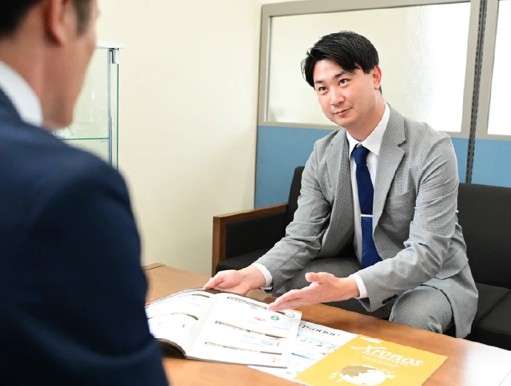 打ち合わせする写真