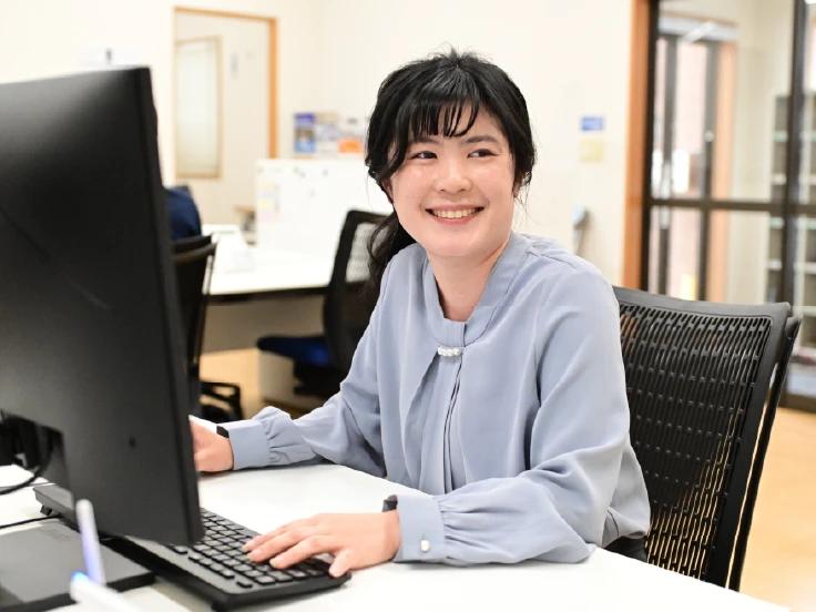 PCで作業する女性社員